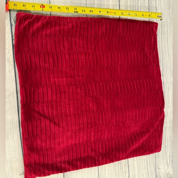 Vibrant Red velvet Cushion Covers set of 2/20x20in - Picture 4 of 6